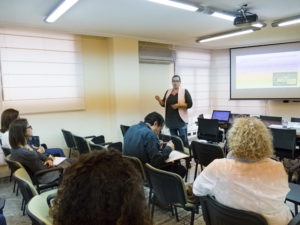 Carolina San Miguel explicando en el Colegio de Apis de Castellón los cambios en la normativa de protección de datos