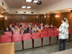 Carolina San Miguel explicando en el Colegio de médicos de Castellón el Reglamento Europeo de protección de datos